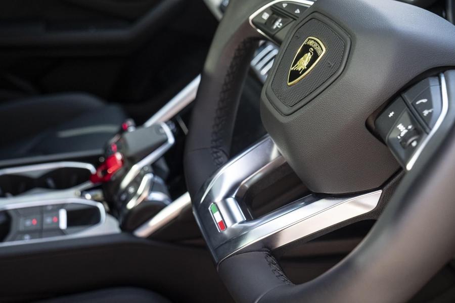 Детали интерьера Lamborghini Urus by Project Kahn 2020 года  (фото 6 из 17)